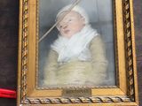 la photo d'un bébé dans un cadre posé sur une table