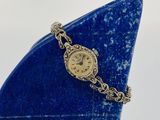 une montre posée sur un objet bleu