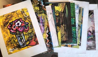 quatre cartes de couleurs et de motifs différents posées sur une table