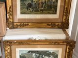 deux tableaux encadrés représentant des chevaux et des cavaliers, exposés dans une pièce