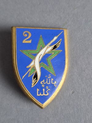 une image représentant un insigne bleu et or orné d'un oiseau