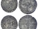 quatre pièces d'argent, dont l'une porte une croix et l'autre porte une croix