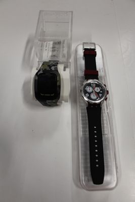 une montre et un étui à montre posés sur une table