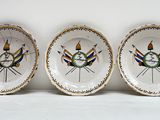 trois assiettes à motifs différents posées sur une surface blanche