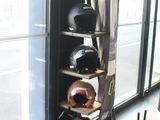 de nombreux casques exposés dans la vitrine d'un magasin