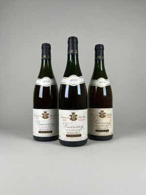 trois bouteilles de vin posées sur une table