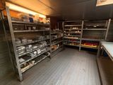 une pièce avec de nombreuses étagères, toutes remplies de provisions