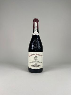 une bouteille de vin posée sur une table blanche