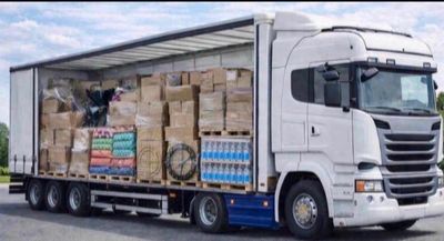 un camion dont l'arrière est chargé de nombreuses caisses