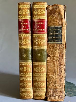 deux vieux livres posés l'un sur l'autre sur une table
