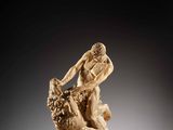 une figurine en ivoire sculpté représentant un homme et un chien