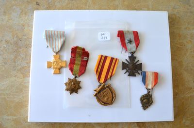 une photo montrant un assortiment de médailles disposées sur une assiette blanche