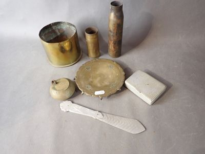 un grand nombre d'objets posés sur une table