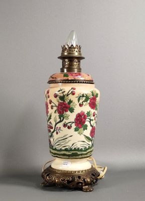 une image représentant un vase surmonté d'une lampe