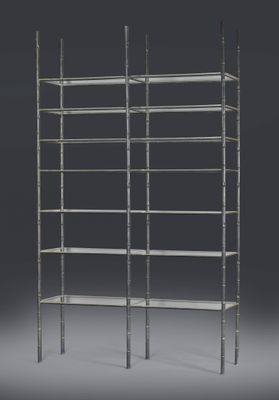 une étagère métallique comportant quatre tablettes, avec quatre tablettes de chaque côté