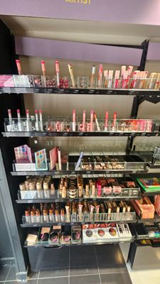 un vaste présentoir de produits de maquillage dans un magasin