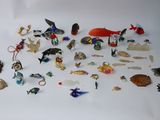 beaucoup de petites figurines qui se trouvent sur la table