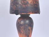 une lampe posée sur une table