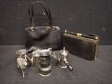 un sac à main noir, une théière en argent et une théière en argent