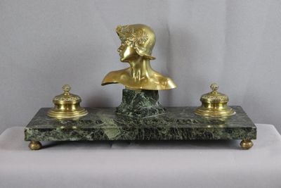 une statue représentant un homme assis sur un socle en marbre