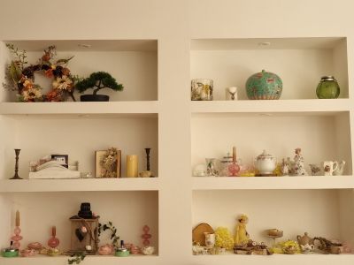 de nombreuses étagères sur lesquelles sont disposés différents types de vases