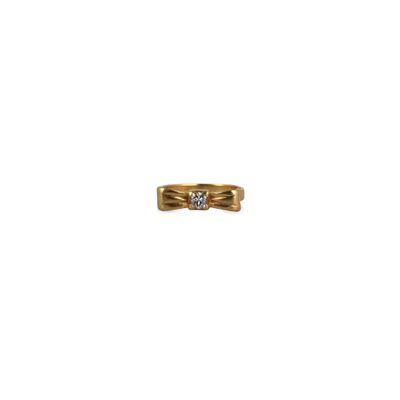 Gros plan sur une bague en or ornée d'un diamant