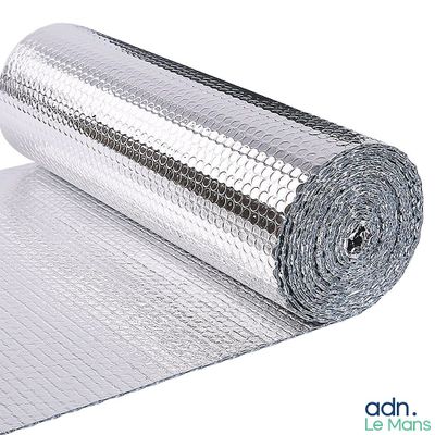 un rouleau de papier d'aluminium sur fond blanc