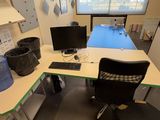 un bureau avec une chaise et un ordinateur dessus