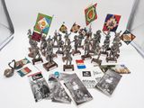 un grand nombre de figurines posées sur une table