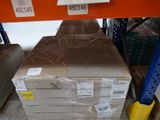 une pile de boîtes sur une palette dans un entrepôt