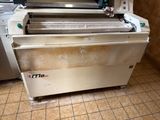 une machine posée sur le sol de la cuisine