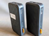 deux appareils électroniques posés côte à côte sur une table