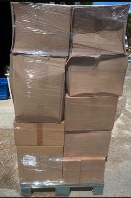 une grande pile de cartons posée sur une palette