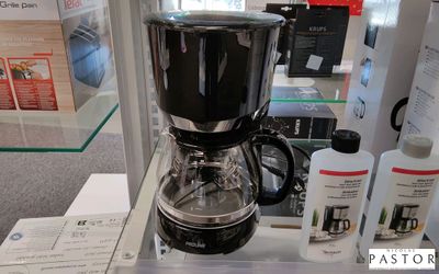 une cafetière exposée dans un magasin