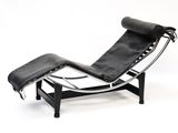 une chaise longue et un pouf en cuir noir sur fond blanc