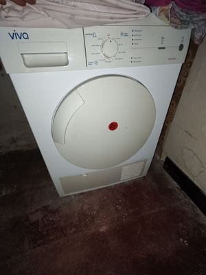 une machine à laver qui se trouve dans le coin d'une pièce