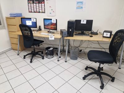 3 bureaux plateau mélaminé habillage façon bois piètement métal gris :