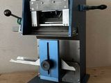 une machine posée sur une table en bois