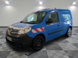 la photo d'une camionnette bleue garée dans un garage