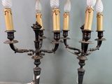 quatre bougies posées sur un support métallique