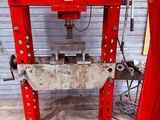 une photo d'une machine rouge dans un garage