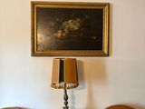 deux chaises et une table avec une lampe dans une pièce