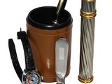 un étui en cuir contenant une montre, un stylo et un couteau