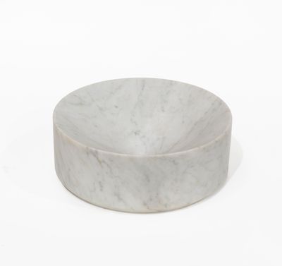 bol en marbre posé sur une surface blanche, sur fond blanc