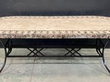 une image représentant une table avec un plateau en carrelage