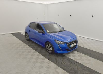la voiture bleue est garée dans le garage sur le sol en damier
