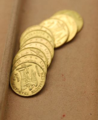 beaucoup de pièces d'or posées sur une table