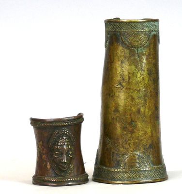 Bracelet et jambière en alliage de cuivre à patine sombre d’…