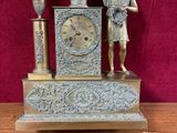une horloge posée sur une table en bois