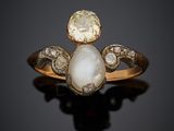 une bague en or sertie d'une perle blanche et de diamants